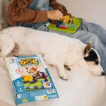 Kép 3/4 - Kislány játszik a Smart Dog játékkal egy igazi kutya mellett