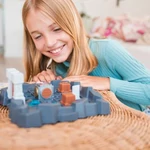Kép 3/4 - Kitörés logikai játék – SmartGames – kamasz lány egy feladványt old meg