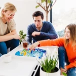 Kép 3/4 - Család társasjátékozik a Pingvin Összebújóval