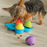 Kép 2/2 - Kutya próbálja kivenni a jutalomfalatot a muffin tartóból - Brightkins