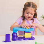Kép 2/2 - Kislány alkot a Playfoam Sand kinyomó készlettel