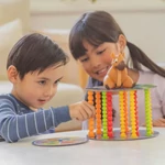 Kép 2/10 - Kapibarás ügyességi társasjáték - kisfiú és kislány játszik vele - Learning Resources 3007