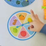 Kép 6/10 - Kapibarás ügyességi társasjáték  - pörgettyű játék közben  - közeli kép, játék közben  - Learning Resources 3007