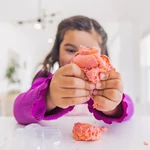 Kép 2/2 - Homokgyurma - Playfoam Sand - 4 éves kislány összenyomja a gyurmát