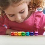 Kép 2/2 - Ovis kislány számolja a színes Numberblobsokat