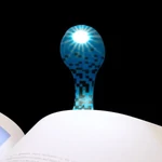 Kép 2/5 - Könyvjelző olvasólámpa - Blue digital - Flexilight - használat közben, sötétben