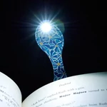 Kép 3/8 - Kék virágos - Könyvjelző olvasólámpa - Flexilight