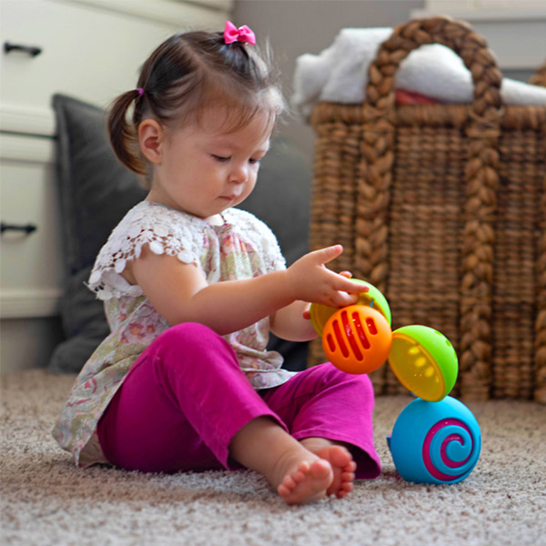 Szenzoros labdafüzér babajáték - Fat Brain Toys