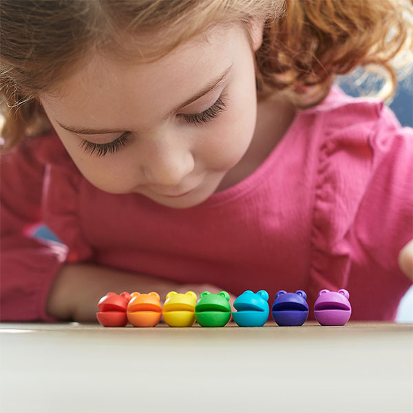 Ovis kislány számolja a színes Numberblobsokat